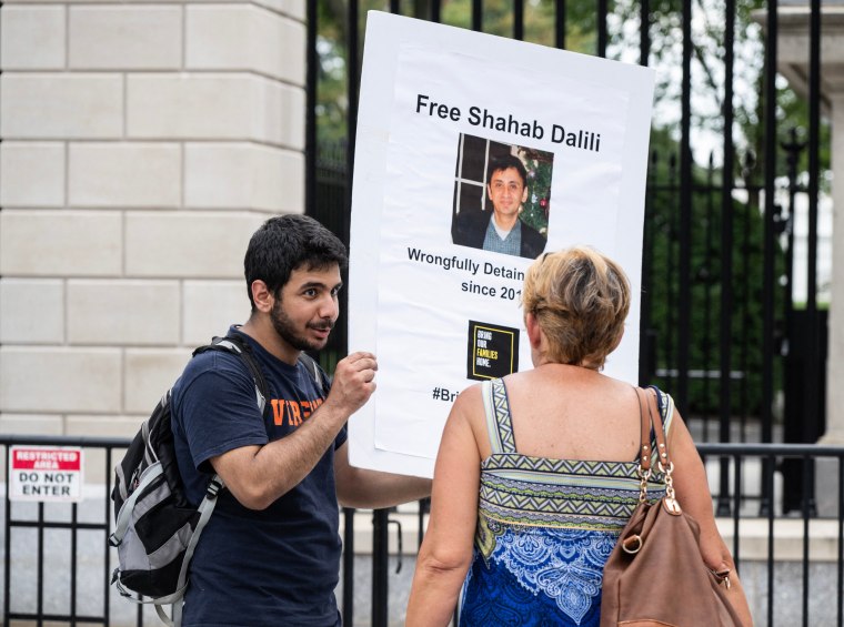 Darian Dalili speaks with a woman outside the White House